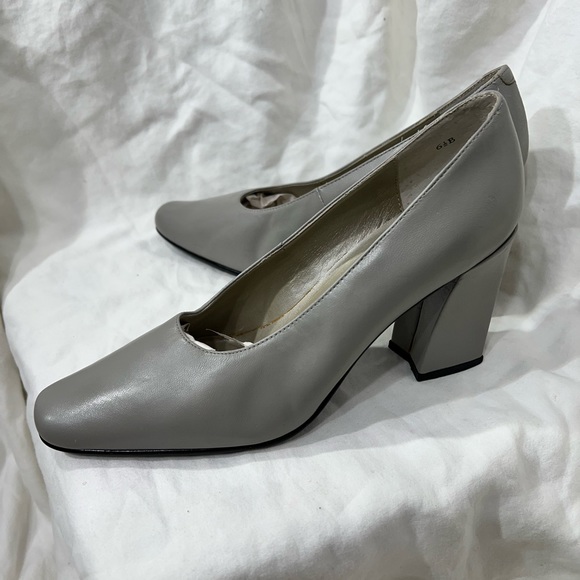 GRAY LEATHER SHOES SOURCE UNKNOWN 6 1/2 B, HEEL HEIGHT IS 3 1/2” INCHES. - Picture 9 of 16